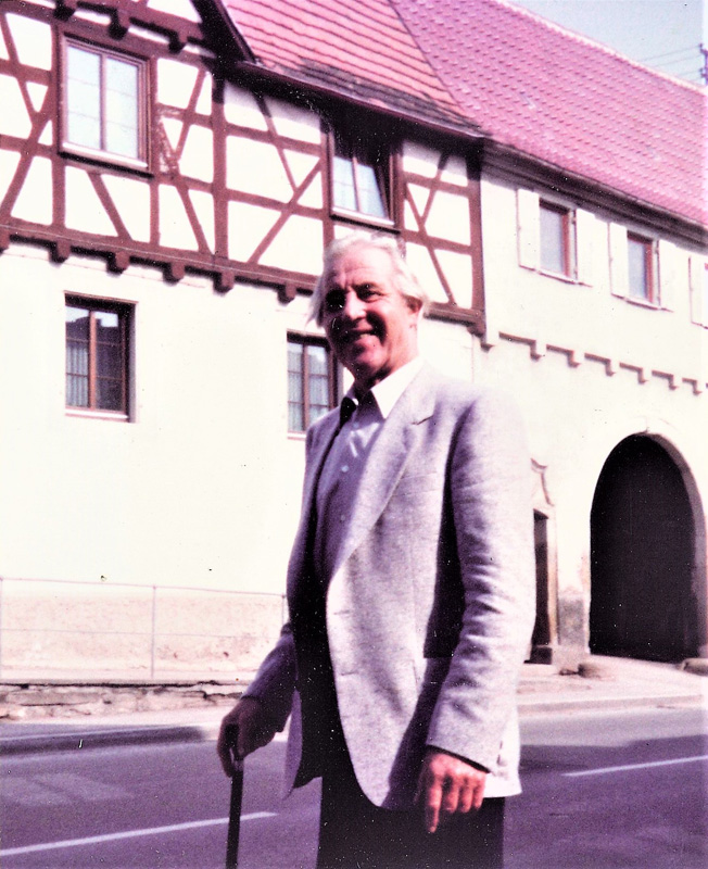 Robert Kaiser vor seinem Haus an der Hauptstr.